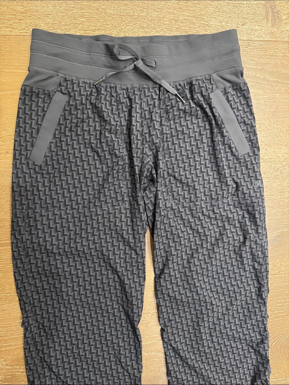 Lululemon Size 8 Gray Patterned Workout Pants High Rise - Picture 3 of 5